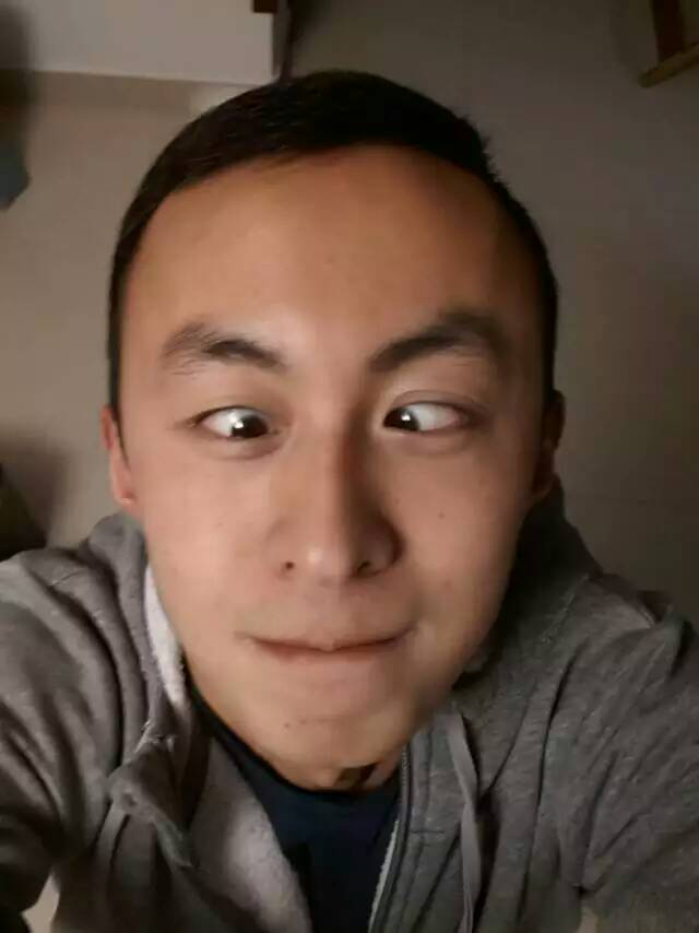 本人眼睛一大一小,一单一双,一高一低.