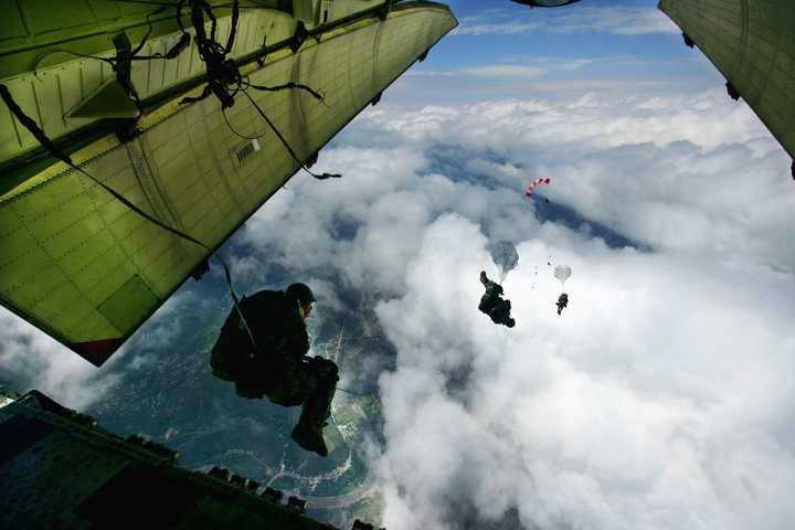 空降兵十五勇士在茂县上空5000米处实施空降