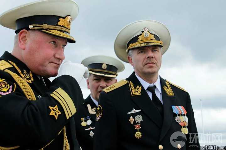 为什么 07 式海军藏青色常服的军衔是在袖口处而不是在肩章上?