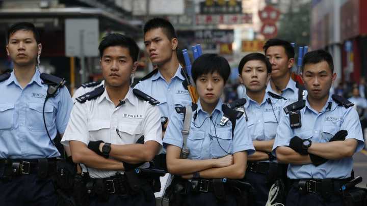 以我国香港地区为例,从2005年起,香港警察换装,取消了斜肩带单警装备