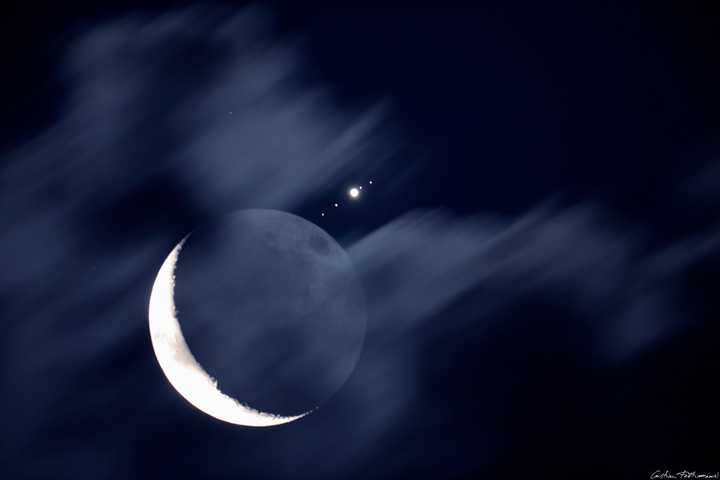 为什么在晴朗的夜空总会看到月亮和旁边唯一一颗星星