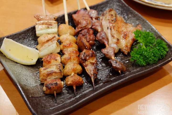 废话不多说,直接上干货【1】风光无限霓虹金:日本烤鸡串