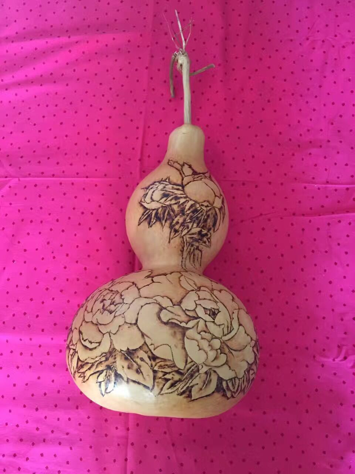 葫芦上烙画玩……一开始用电工的烙铁画……已经找不到最开始的葫芦了