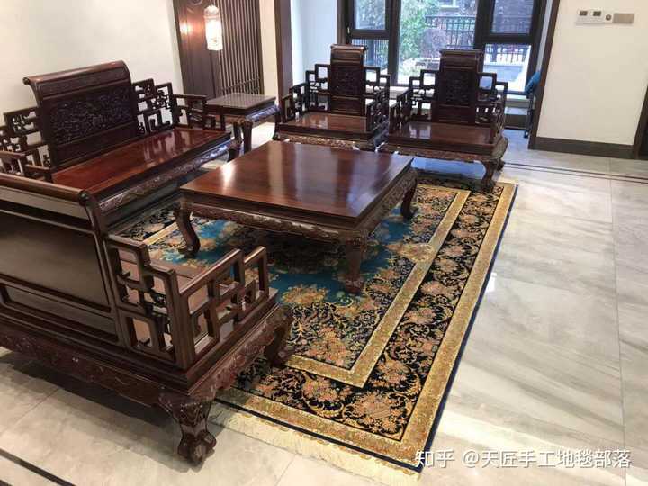 至于地毯风格的话,传统的中式图案和波斯图案均可搭配红木家具.