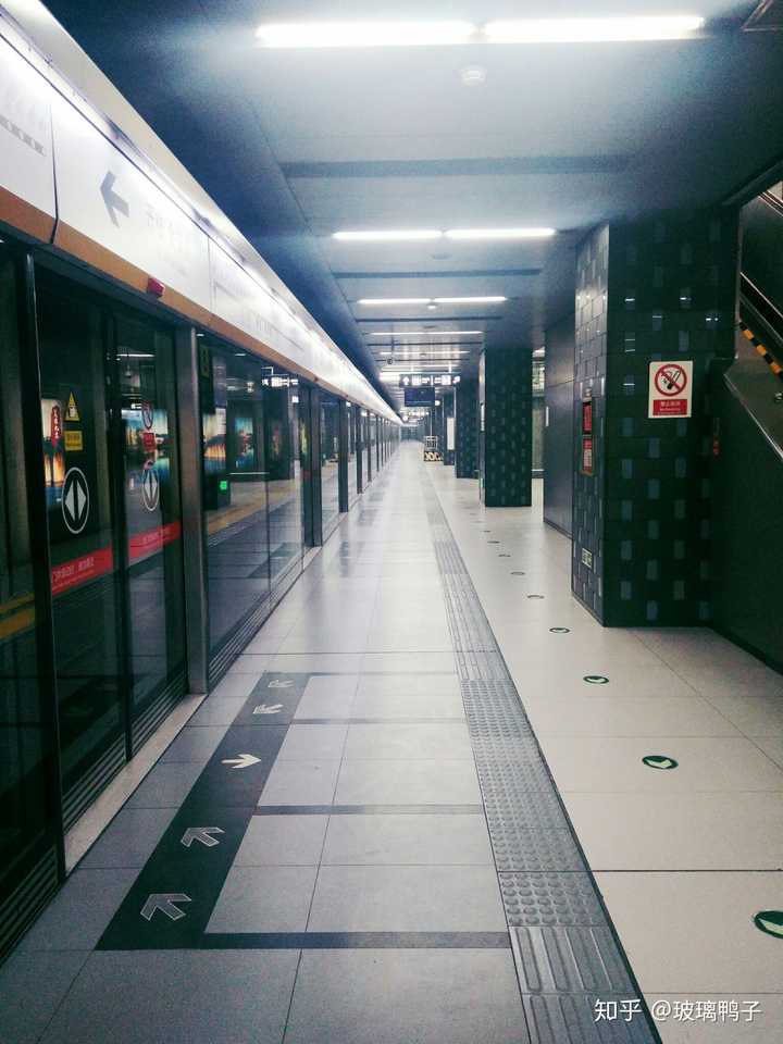 北京空无一人的地铁站
