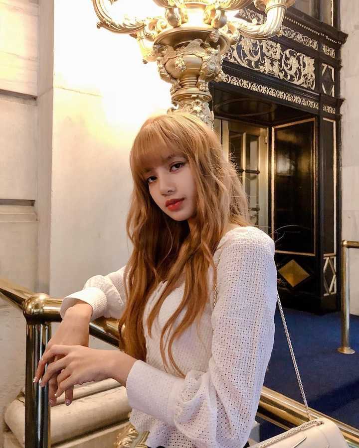 为什么都喜欢black pink的lisa?