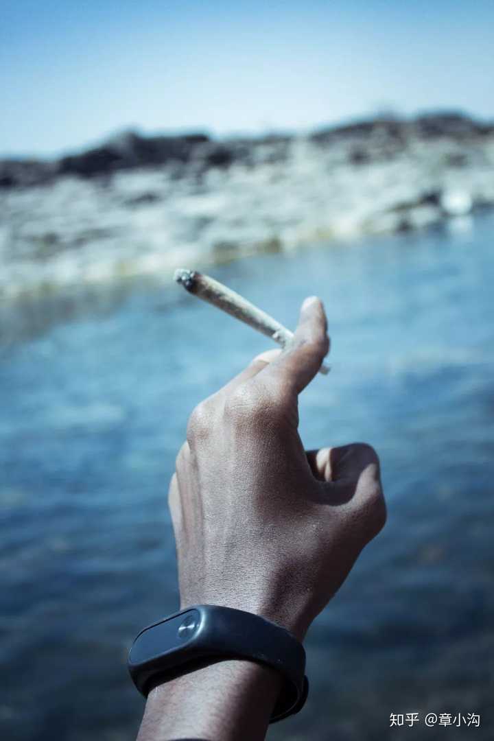 有了道具以后,你便可以多出很多拍照的姿势: 例如扶着帽子.
