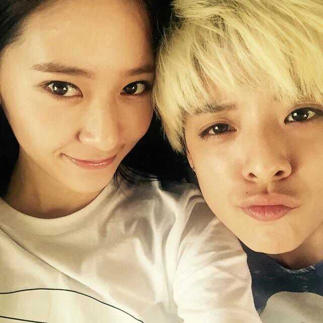 如何看fx中成员krystal郑秀晶和amber刘逸云的感情?