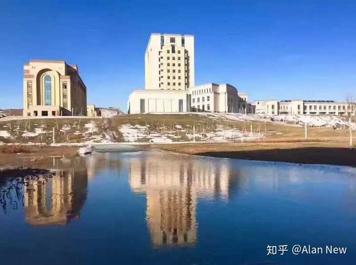 新疆师范大学周边有什么好吃的或者好玩的地方?