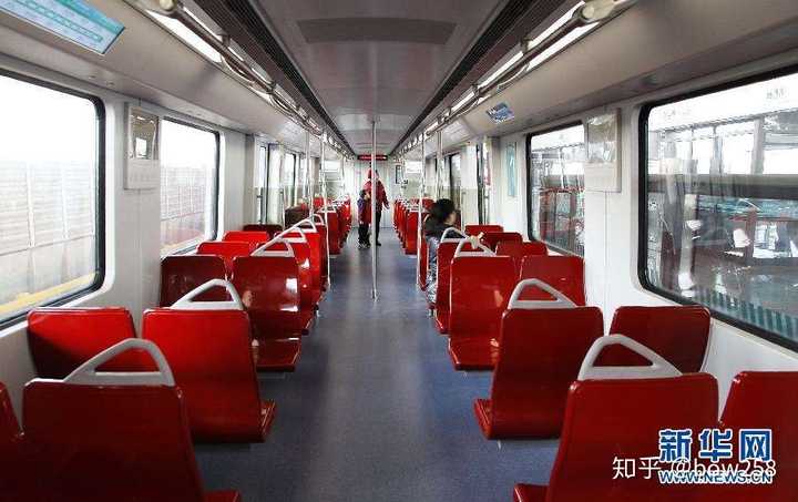 为何地铁座位被设计成朝向车厢中线,而不是朝向或背向行进方向?
