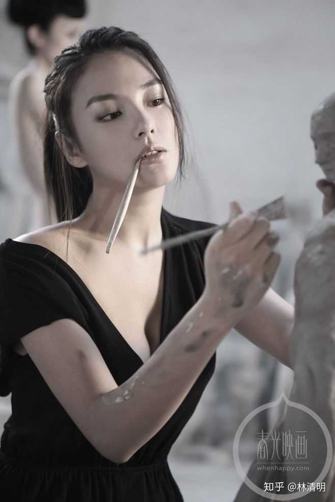张雨绮身上自带大姐大的社会气息,一看就是大哥的女人.