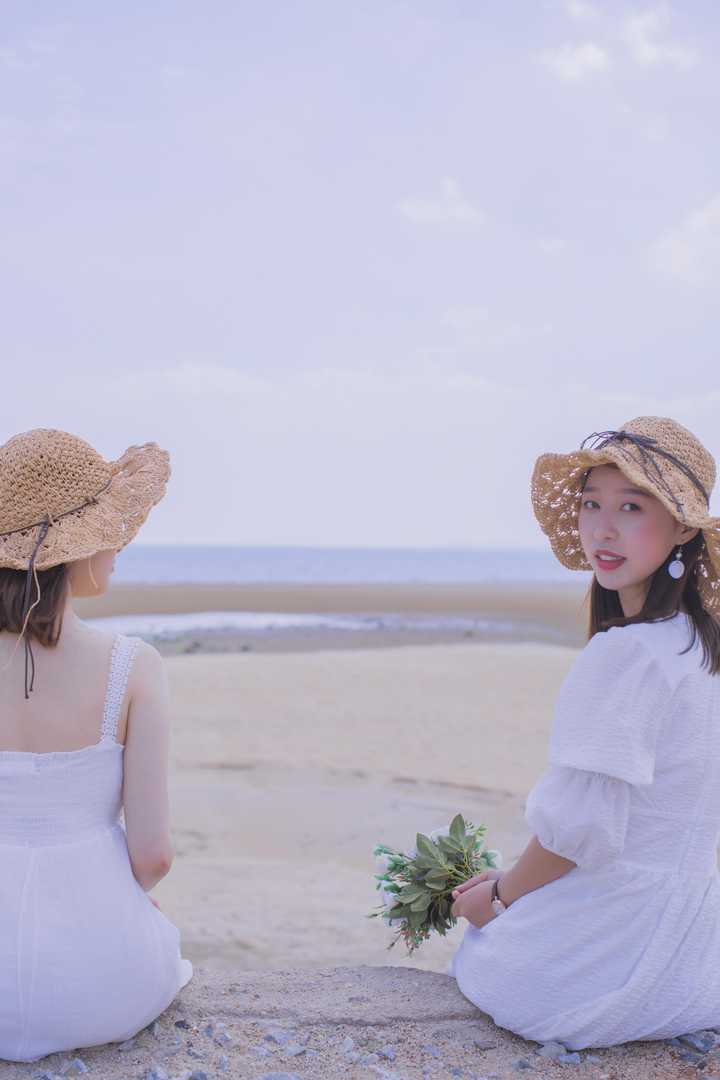 有哪些适合两个人旅游拍照的姿势?