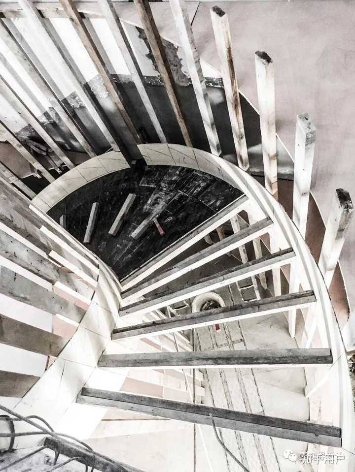 建筑内的弧形楼梯应该怎么做?