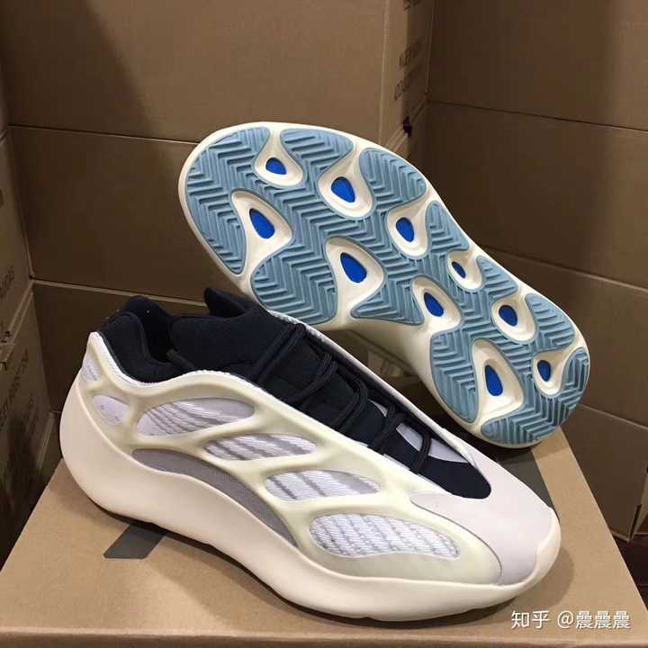 椰子700v3带log的现在市场最低多少能拿?