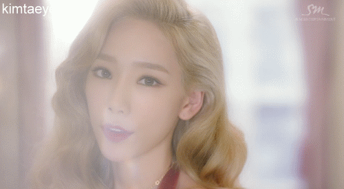 伴舞哥哥都笑了,啊啊啊羡慕嫉妒 tiffany这场有名的经典gif,耳环掉了