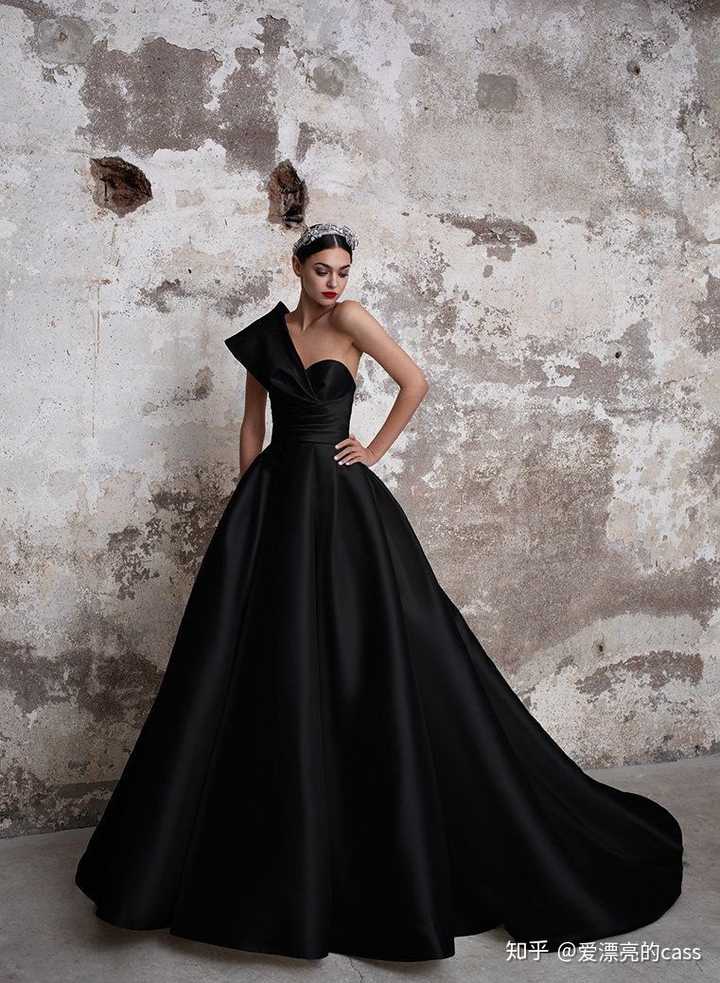 黑色婚纱 在西班牙,黑色婚纱代表忠诚,意味着新娘对新郎的爱将致死不