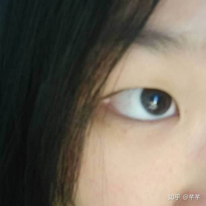 有没有那种单眼皮小眼睛塌鼻梁厚嘴唇但还挺好看的女生?