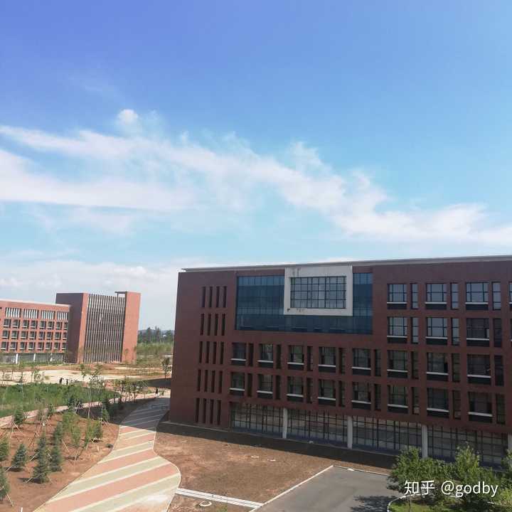 吉林工商学院的宿舍条件如何?校区内有哪些生活设施?