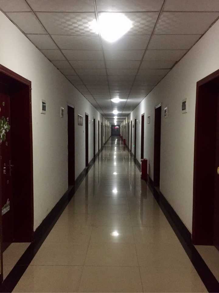 这是深夜空无一人的宿舍楼道,略瘆人.