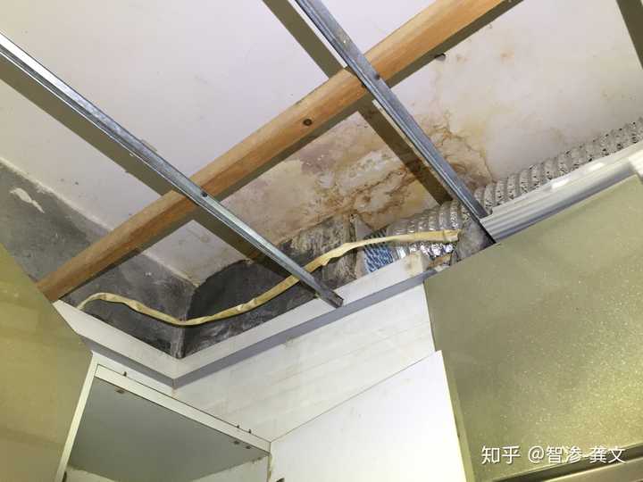 下雨天楼下厨房天花板漏水(漏水位置刚好是烟道位置)