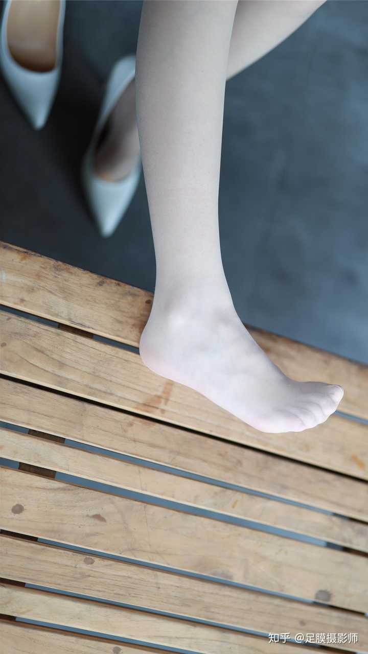 为什么很多女生喜欢穿丝袜脱鞋晾脚?