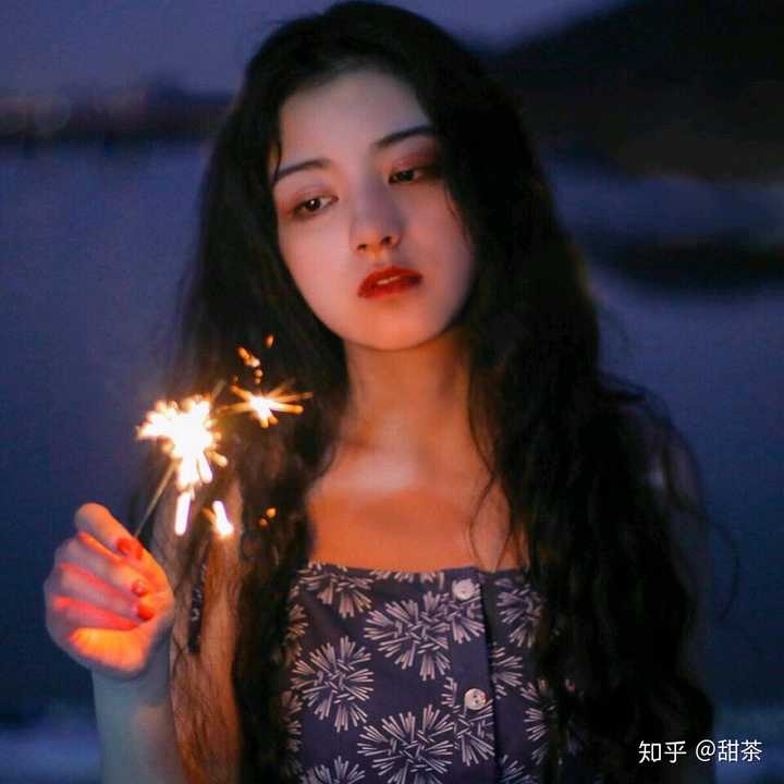 找一张很美的女孩与烟花的图片,蓝色调,以前在知乎的头像话题中看到过