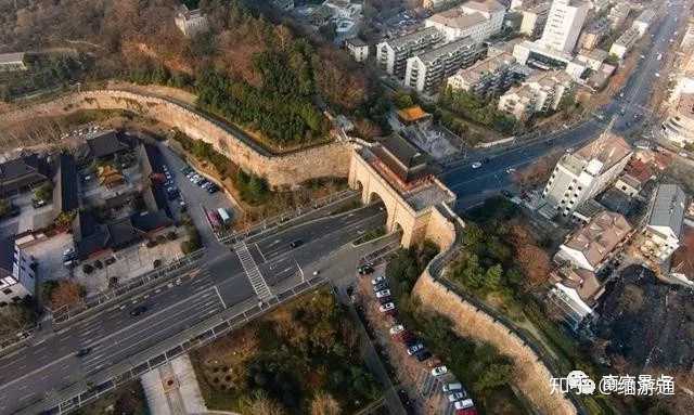 南京明城墙始建于1366年,共动用数十万民工,历时28年建成.