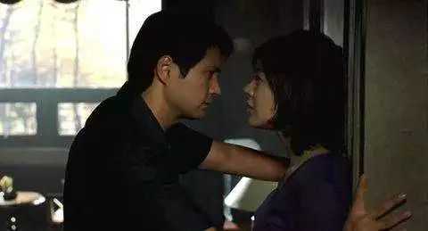 又可以打着报复丈夫,又可以寻找满足自己欲望的小奶狗,一举两得,简直