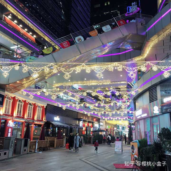 我其实去的比较多的是唐延路t11,步行或骑摩拜,商场很小,不过很精致