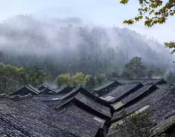 高庙古镇位于四川眉山市,据闻"高庙"的名字由来,是因为在古镇的最