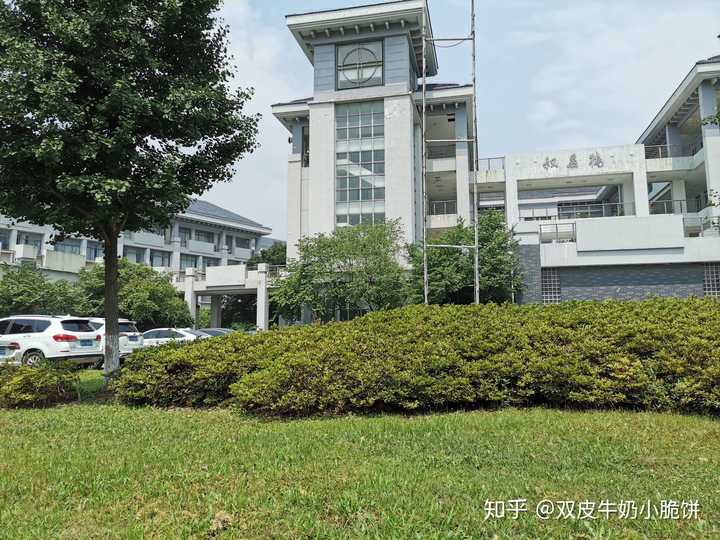 南京晓庄学院今年变成本一了 它和江苏师范大学哪个好