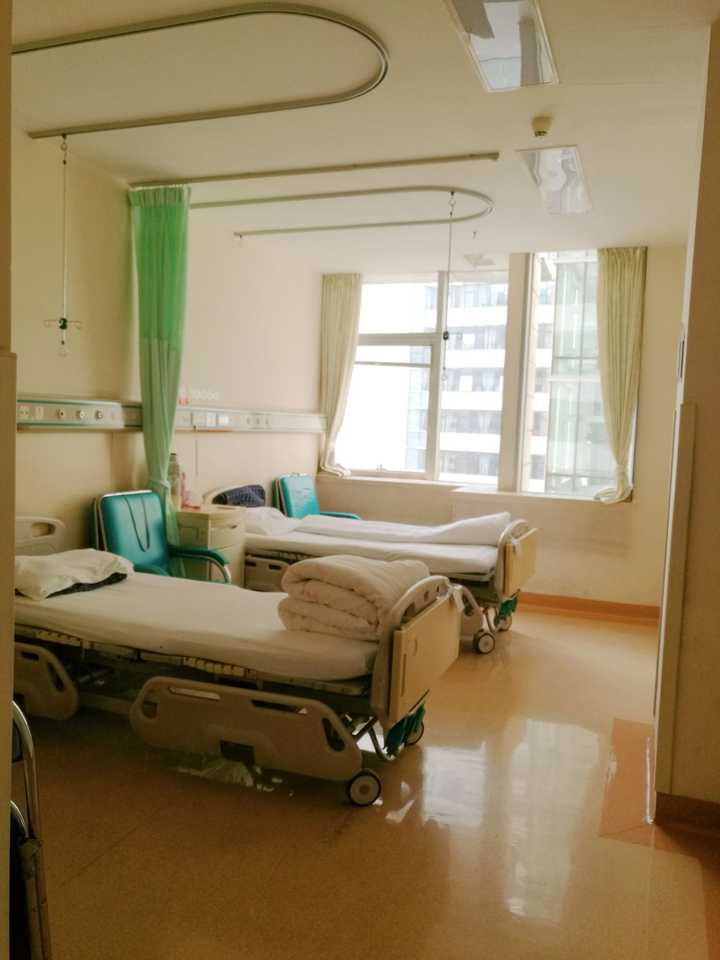 301双人病房,有独立卫生间,可洗澡,跟住酒店差不多,但是部队医院要求