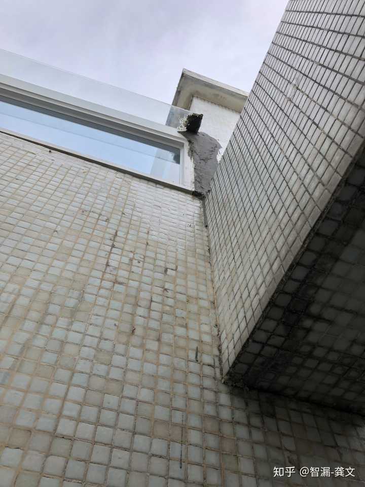楼下把露台扩建出去了,现在漏水想在我们家的露台上打孔排水,然后把