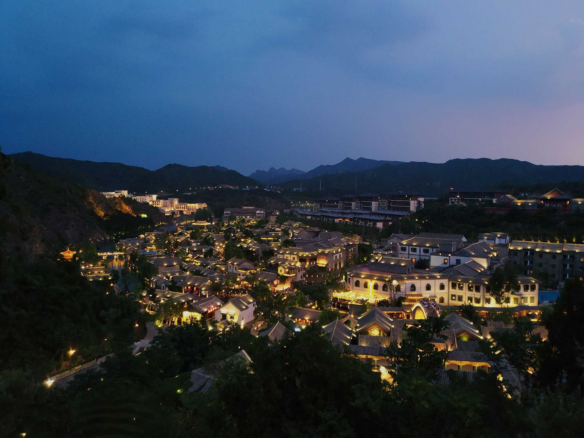 夜景很棒,住宿的话,可以住在沙岭子七队,最靠近古北水镇的一个民宿村