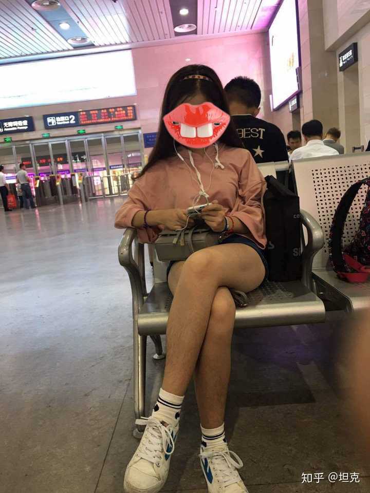 请问女生腿上腿毛都明显吗?