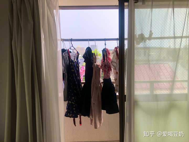 夏天快到了,今天洗了一下衣柜里的衣服 发现基本上都是吊带.