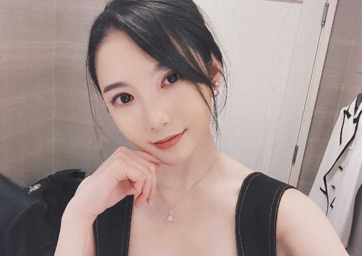 微博上有哪些经常发自拍的美女?