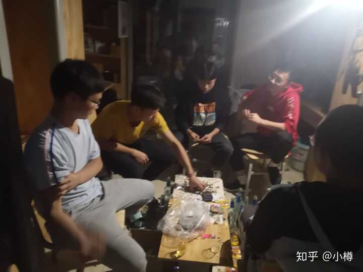 (一群憨憨大一深夜在寝室喝酒,怀念那些不断电不断网的日子)