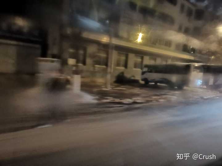 夜晚的公交车随手一拍的车窗外.