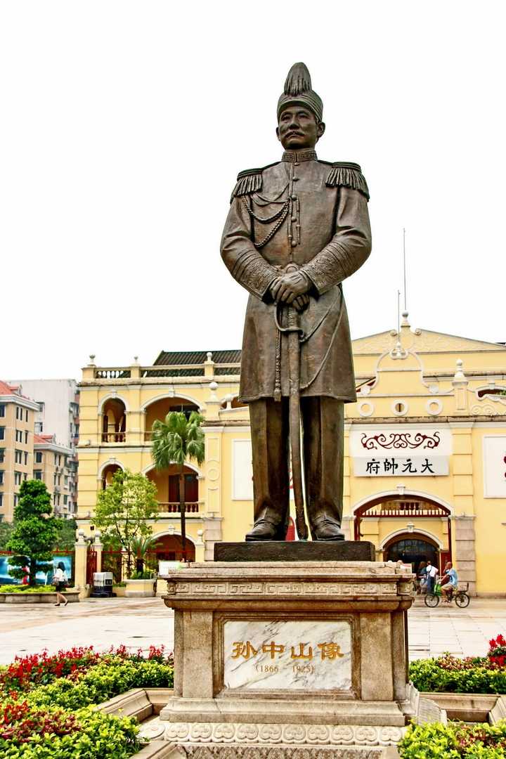 (中国第一个孙的戎装像——广州大元帅府前)