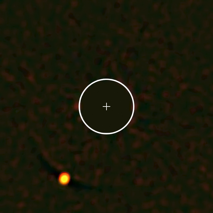 系外行星hip 65426b,十字与圆圈是遮光板挡住的恒星的位置