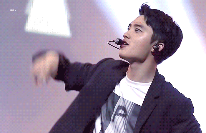 成员们也认证过长的好看,和同队官方门面朴灿烈是不同的风格.