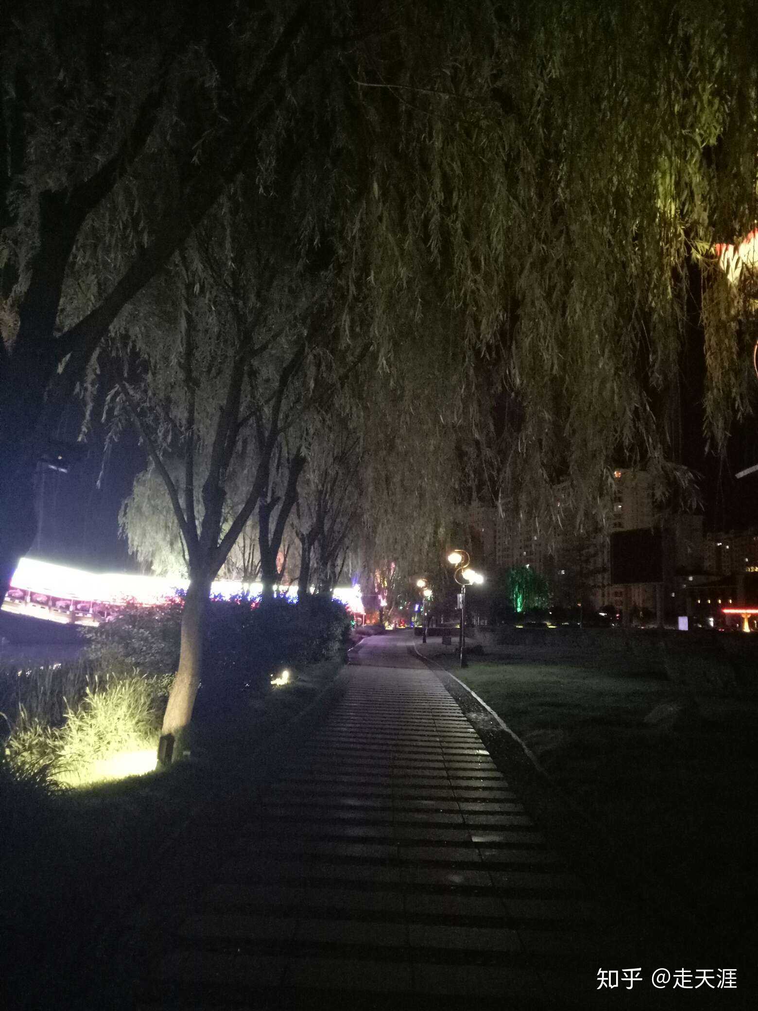 小城的夜间景色真不错,就是心情不好.呼吸呼吸新鲜空气吧.