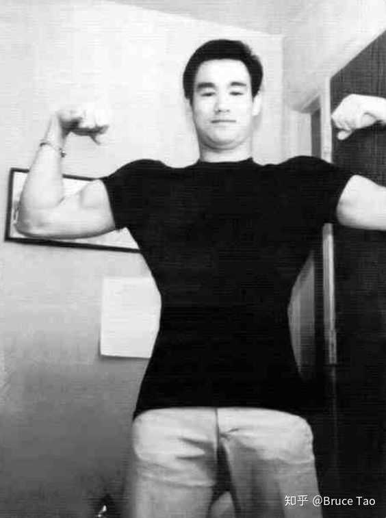 李小龙每天都在训练,但为什么他的肌肉和胳膊没有练成马东锡胖短那样?