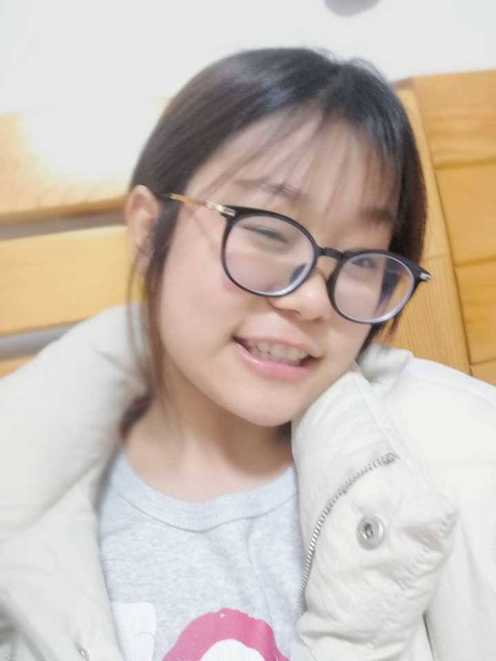 生活中有没有戴眼镜比不戴眼镜要漂亮的女生?
