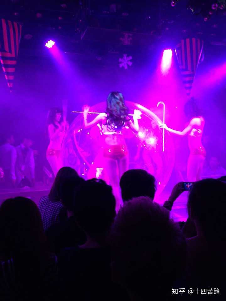 女生第一次去夜店的感觉是什么?