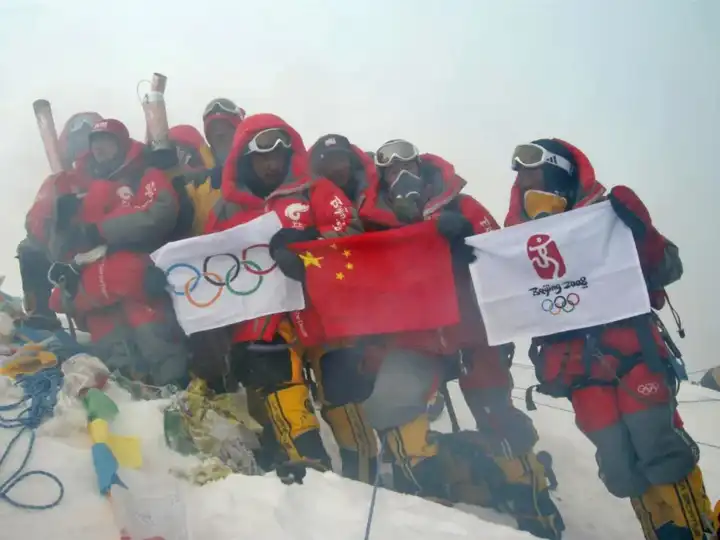 北京奥运圣火珠峰传递登山队成功登顶珠峰,中国登山队员在峰顶展示