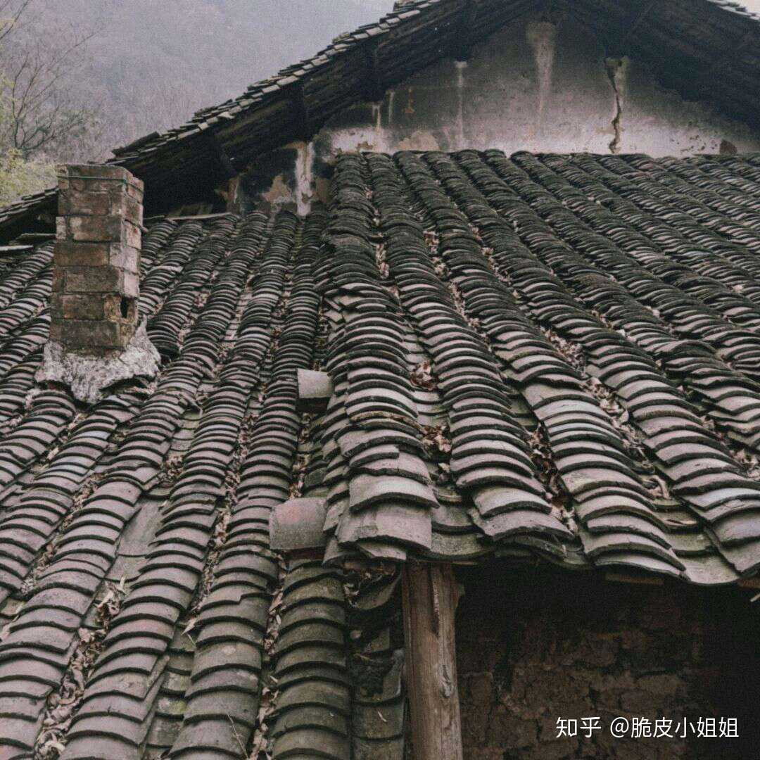 摄影# 瓦房看起来不咋地但是挺冬暖夏凉的,只是暴雨时会漏雨,天亮的