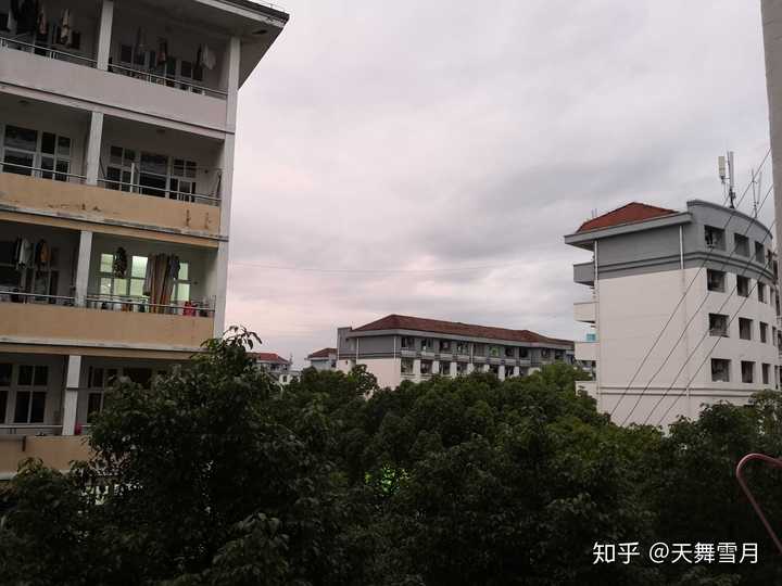 上饶师范学院的宿舍条件如何?校区内有哪些生活设施?