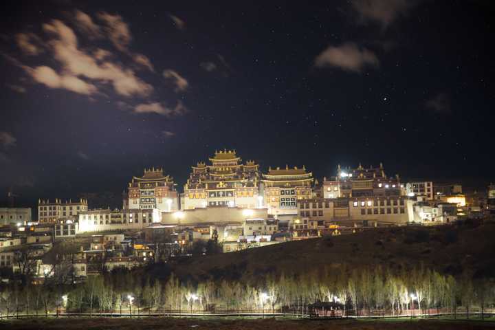 遇见夜空下的松赞林寺